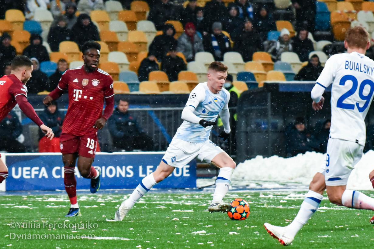 戴维斯拜仁慕尼黑战术角色分析：从边锋到左后卫的完美蜕变